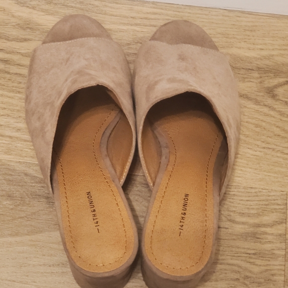 Tan mules - Picture 3 of 4